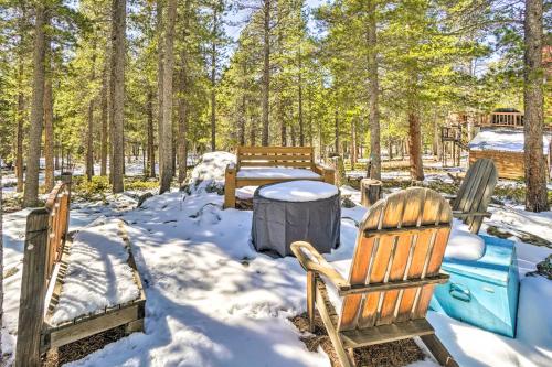 Secluded Black Hawk Log Cabin with Fire Pit!