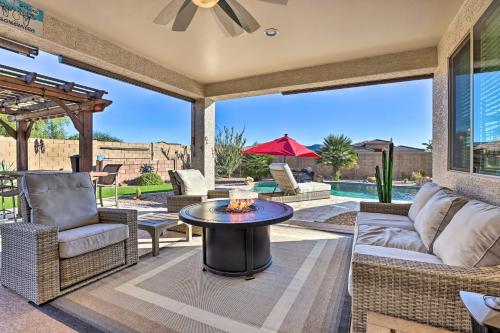 Outdoor Oasis Home with Fire Pit in Gold Canyon! in โกลด์แคนยอน