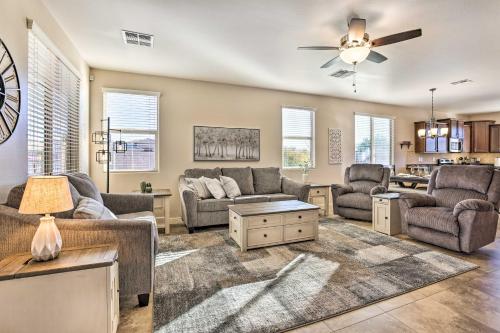 Outdoor Oasis Home with Fire Pit in Gold Canyon! in โกลด์แคนยอน