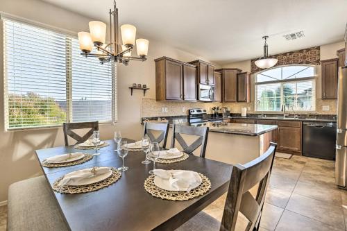 Outdoor Oasis Home with Fire Pit in Gold Canyon! in โกลด์แคนยอน