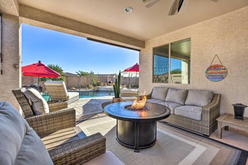 Outdoor Oasis Home with Fire Pit in Gold Canyon! in โกลด์แคนยอน