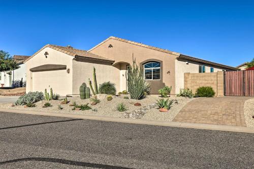 Outdoor Oasis Home with Fire Pit in Gold Canyon! in โกลด์แคนยอน