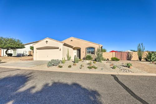 Outdoor Oasis Home with Fire Pit in Gold Canyon! in โกลด์แคนยอน