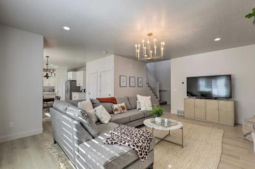 Lovely Vineyard Getaway Less Than 1 Mi to Utah Lake! Lovely Vineyard Getaway Less Than 1 Mi to Utah Lake!