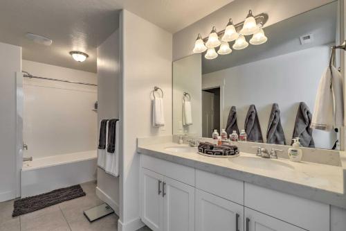 Lovely Vineyard Getaway Less Than 1 Mi to Utah Lake! Lovely Vineyard Getaway Less Than 1 Mi to Utah Lake!