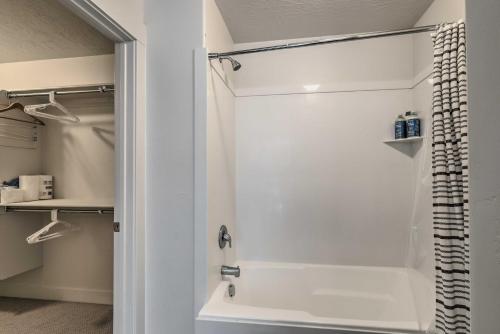 Lovely Vineyard Getaway Less Than 1 Mi to Utah Lake! Lovely Vineyard Getaway Less Than 1 Mi to Utah Lake!