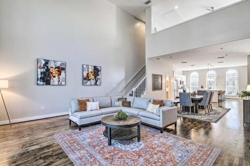 Modern Houston Gem 1 Mi to Minute Maid Park! in Houston, USA