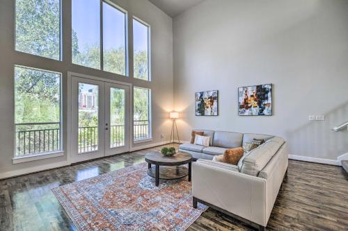 Modern Houston Gem 1 Mi to Minute Maid Park! in Houston, USA