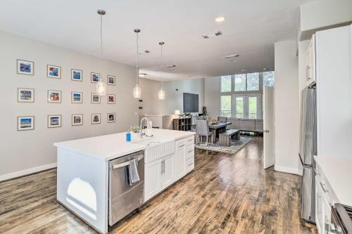 Modern Houston Gem 1 Mi to Minute Maid Park! in Houston, USA