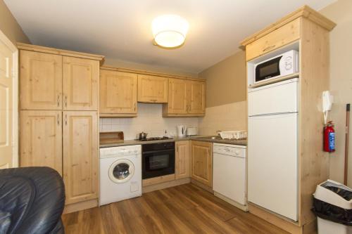 Кухня, The Helm Apartments B&B in Уестпорт