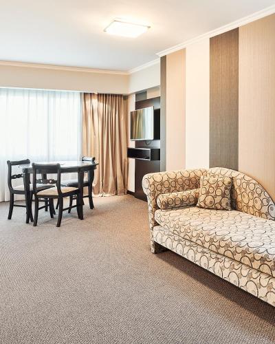 广场里尔套房酒店