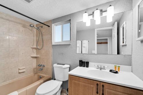 Spacious Home 4BRs Home, Game Room & Private Pool in Fort Lauderdale, USA