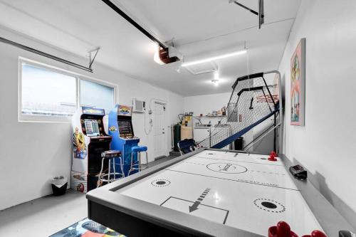 Spacious Home 4BRs Home, Game Room & Private Pool in Fort Lauderdale, USA