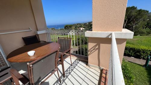 Balcony/terrace, CAP ESTEREL Allee des Fleurs - Appartement CLIMATISE 5 personnes vue mer in Saint-Raphael