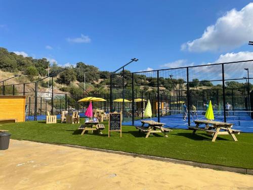 Tennis court, CAP ESTEREL Allee des Fleurs - Appartement CLIMATISE 5 personnes vue mer in Saint-Raphael