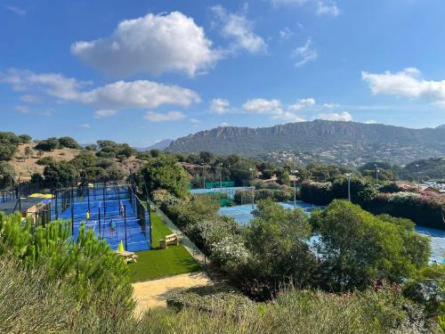 Tennis court, CAP ESTEREL Allee des Fleurs - Appartement CLIMATISE 5 personnes vue mer in Saint-Raphael