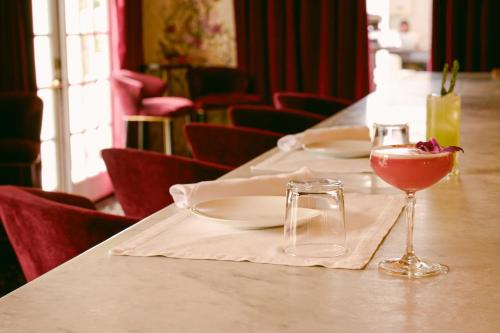 ผับ/เลาจน์, Cara Hotel near โรงละครกรีก