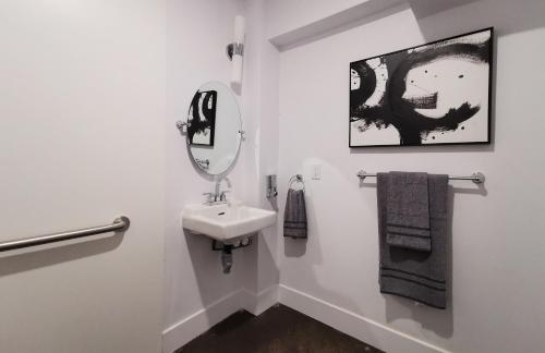 Salle de bain, Cameo Hotel and Suites in Halifax (NS)