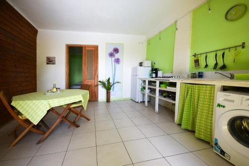 Kitchen, Appartement charmant a Pointe-Noire, vue mer, 51 m², piscine in Pointe-Noire