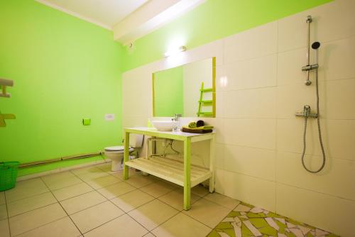 Shower, Appartement charmant a Pointe-Noire, vue mer, 51 m², piscine in Pointe-Noire