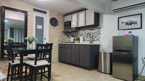 keuken, Palm's Luxury Suite with Private Jacuzzi in Aguada