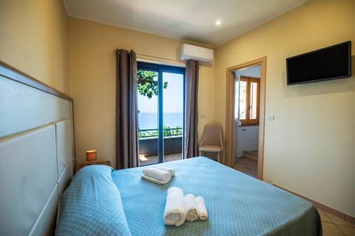 Deluxe Double Room with Balcony and Sea View