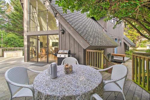 Creekside Chalet with Spa By Exclusive Irish Beach - image 3