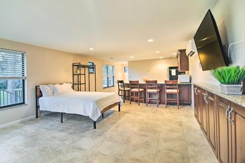 Sleek Largo Studio with Pond Less Than 7 Mi to Beach! in Largo, USA
