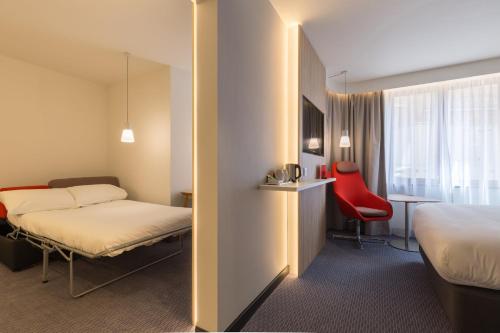 One-Bedroom Suite with Sofa Bed image 3