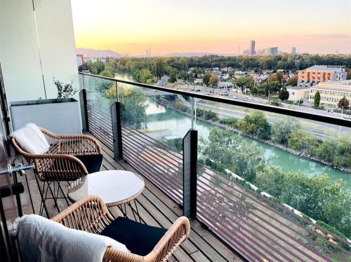  Sunrise above sky with ROOFTOP Pool in Wien