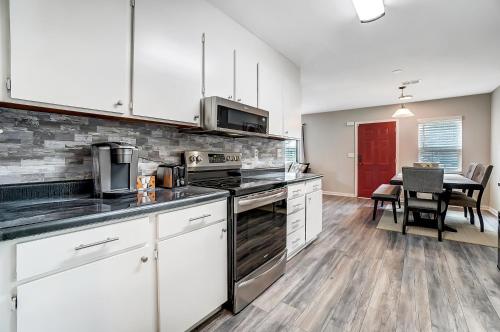 Cozy, 1-Level Cottage - 5 miles to Uptown CLT in Charlotte, USA