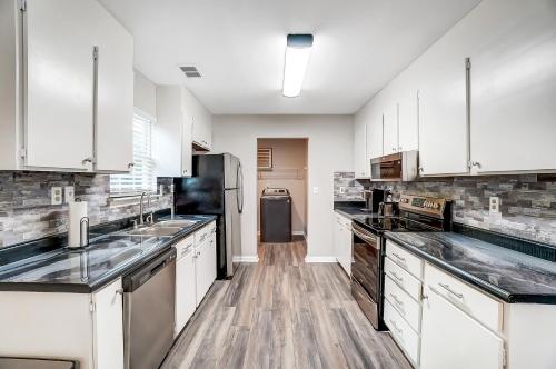 Cozy, 1-Level Cottage - 5 miles to Uptown CLT in Charlotte, USA
