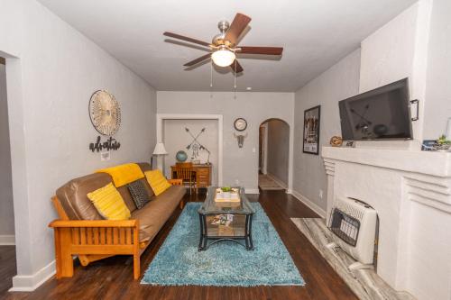 The Charmer, Fiber Internet, ROKU TVs, Washer & Dryer, Near DT Chickasha and Leg Lamp!