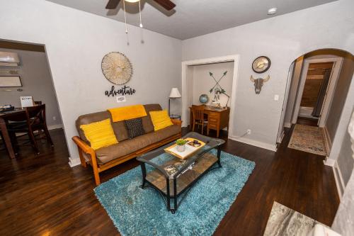 The Charmer, Fiber Internet, ROKU TVs, Washer & Dryer, Near DT Chickasha and Leg Lamp!