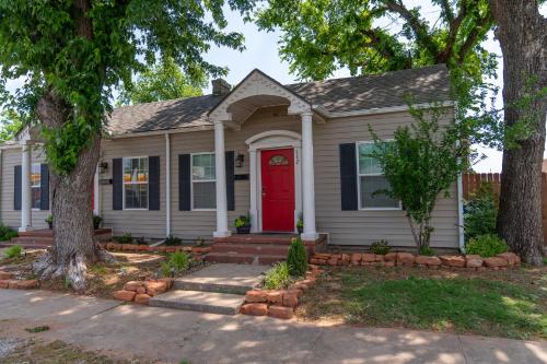 The Charmer, Fiber Internet, ROKU TVs, Washer & Dryer, Near DT Chickasha and Leg Lamp!