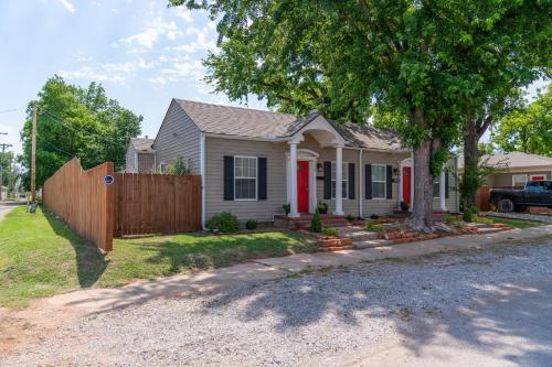 The Charmer, Fiber Internet, ROKU TVs, Washer & Dryer, Near DT Chickasha and Leg Lamp!