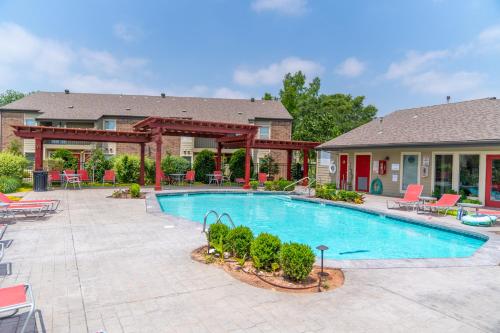 OU Sooner, Pool & Gym, BBQ, Netflix, 100mb Internet, LG Washer & Dryer, Close to OU!