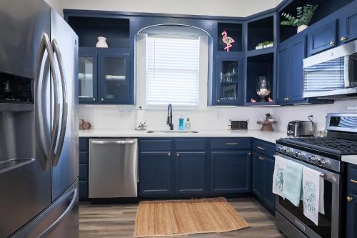 The Old Flamingo Vibrant Bungalow just 2 mins from the beach in Galveston, USA