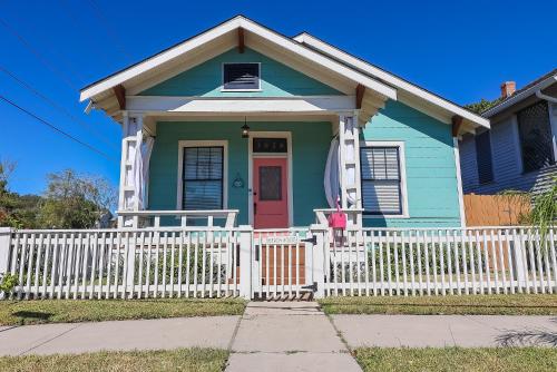 The Old Flamingo Vibrant Bungalow just 2 mins from the beach in Galveston, USA
