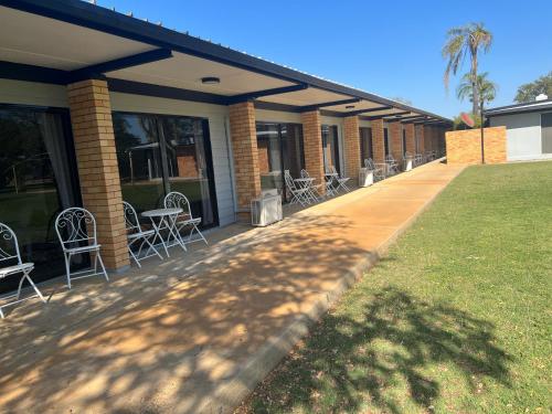 JUMBUCK MOTOR INN with SHADED POOL AND BBQ - PET FRIENDLY - KING BED in EVERY ROOM
