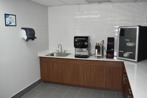 Microtel Inn & Suites by Wyndham Stockbridge/Atlanta I-75 - image 11