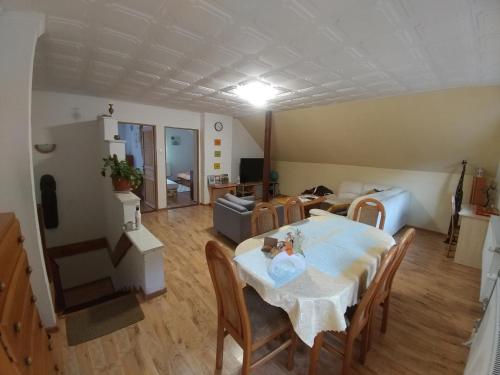 Ubytovanie Privat Antoni - apartman v RD in Medvedzie