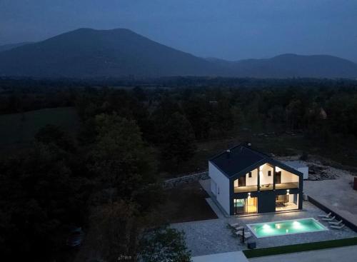 VIlla Luka - new isolated villa with heated pool, jacuzi and sauna