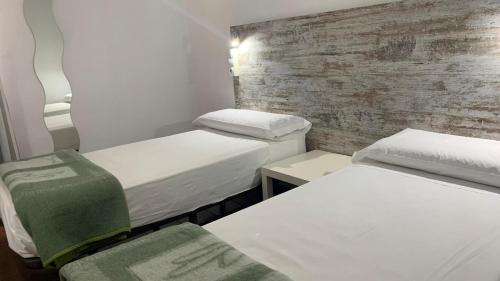 Standard Double Room with Shared Bathroom image 8