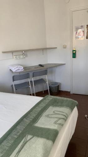 Queen Room with Shared Bathroom image 10