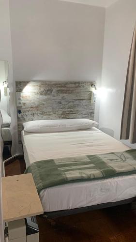 Single Room with Shared Bathroom image 3