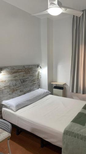 Single Room with Shared Bathroom image 6