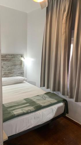 Single Room with Shared Bathroom image 5