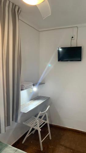 Single Room with Shared Bathroom image 7