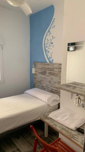 Single Room with Shared Bathroom image 8